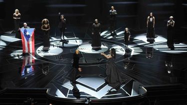 presente la bandera de puerto rico en el escenario de los oscar