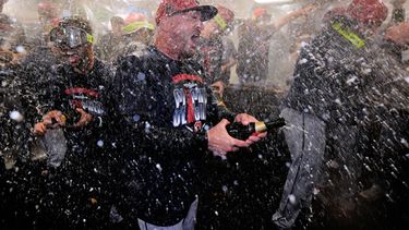 Stephen Vogt, manager de los Guardianes de Cleveland, arroja champaña durante la celebración tras clasificarse a los playoffs, el jueves 24 de septiembre de 2026 (AP Foto/Charles Krupa)