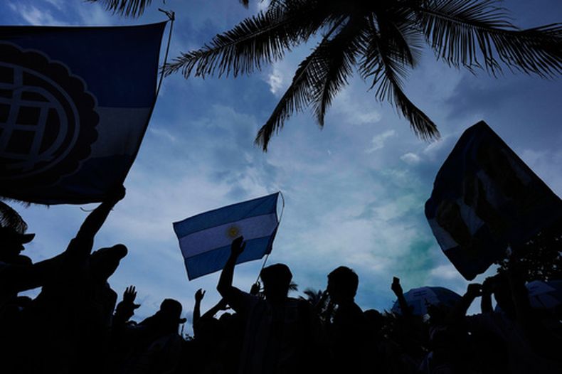 Hinchas argentinnos agitan banderas de su país en un parque de Miami Beach, Florida, el jueves 2 de julio de 2026, un día antes de que su país enfrente a Cabo Verde en el Mundial (AP Foto/Rebecca Blackwell)