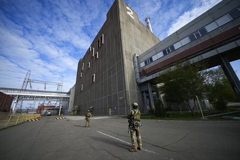En esta imagen de archivo, soldados rusos custodian un edificio de la central nuclear de Zaporiyia, la más grande de Europa, en Enerhodar, en la región de Zaporiyia, en territorio controlado por el ejército ruso, en el sureste de Ucrania, el 1 de mayo de 2022. (AP Foto, archivo)