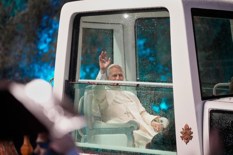 El papa León XIV saluda a su llegada a la ceremonia de recepción en el palacio presidencial de Baabda, el domingo 30 de noviembre de 2025, en Beirut. (AP Foto/Hassan Ammar)