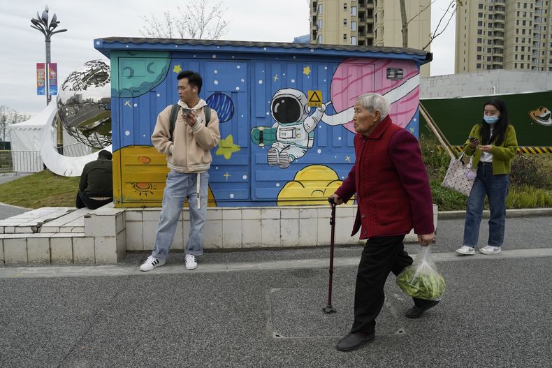 La gente pasa junto a obras de arte fuera de la Convención Mundial de Ciencia Ficción en Chengdu, provincia de Sichuan, el viernes 20 de octubre de 2023. La serie que comenzó con El problema de los tres cuerpos, escrita por el exingeniero Liu Cixin, ayudó a la ciencia ficción china a abrirse paso a nivel internacional. (Foto AP/Ng Han Guan)