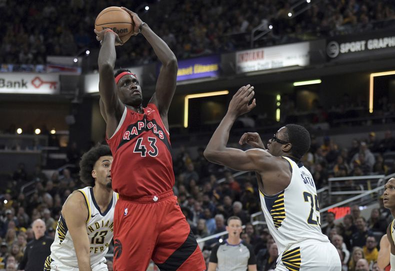 Pascal Siakam, de los Raptors de Toronto, dispara frente a Jalen Smith, de los Pacers de Indiana, en el partido del miércoles 22 de noviembre de 2023 (AP Foto/Marc Lebryk)