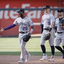 Los Rockies de Colorado festejan la victoria sobre los Reales de Kansas City, el sábado 3 de junio de 2023 (AP Foto/Colin E. Braley)