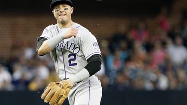 americateve | El jugador de los Rockies, Troy Tulowitzki, lanza a primera base en un partido contra los Padres de San Diego el 7 de septiembre de 2013. Tulowitzki ser&aacute; operado de la cadera y se perder&aacute; el resto de la temporada de 2014, inform&oacute; el e