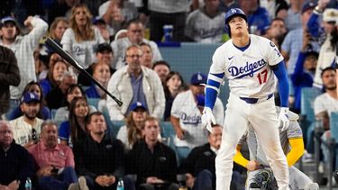 El japonés Shohei Ohtani, de los Dodgers de Los Ángeles, conecta su segundo jonrón en el cuarto juego de la Serie de Campeonato de la Liga Nacional ante los Cerveceros de Milwaukee, el viernes 17 de octubre de 2025 (AP Foto/Mark J. Terrill)