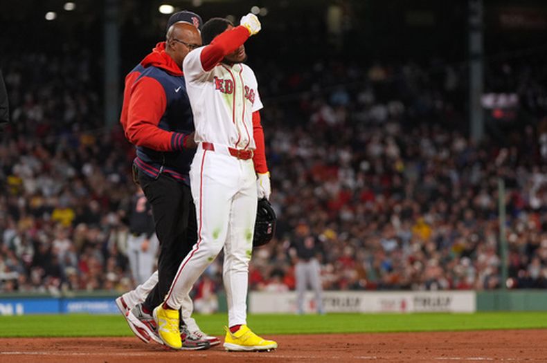 Ceddanne Rafaela, de los Medias Rojas de Boston, reacciona después de sufrir una lesión después de batear un sencillo durante la segunda entrada del juego de béisbol de Grandes Ligas en contra de los Guardianes de Cleveland, el miércoles 23 de septiembre de 2026, en Boston. (AP Foto/Charles Krupa)