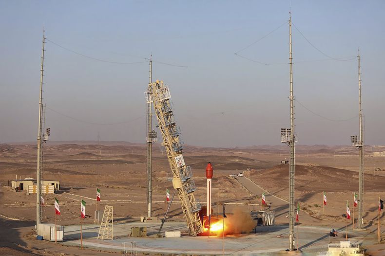 Esta fotografía publicada por el Ministerio de Defensa de Irán el miércoles 6 de diciembre de 2023 muestra un cohete con un cápsula capaz de transportar animales mientras es lanzado desde un sitio no informado. (Ministerio de Defensa de Irán vía AP)