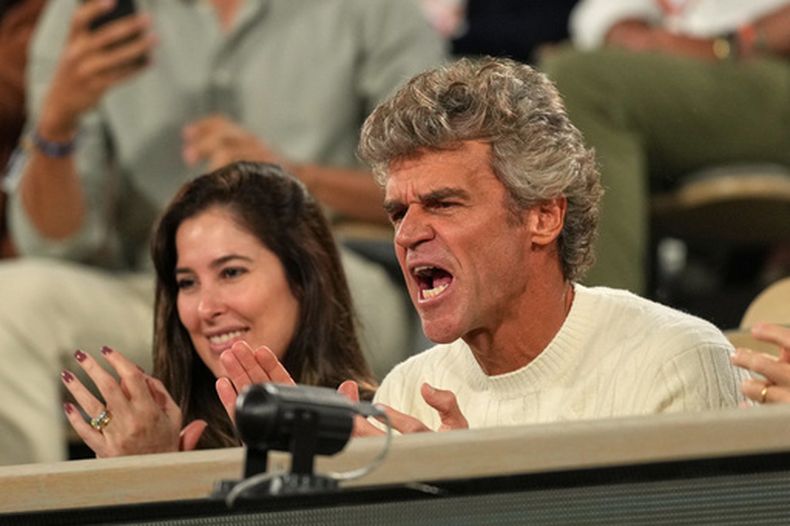 El excampeón del Abierto de Francia Gustavo Kuerten celebra durante el partido de cuarta ronda del brasileño Joao Fonseca y el noruego Casper Ruud en el Abierto de Francia, el domingo 31 de mayo de 2026, en París. (AP Foto/Thibault Camus)