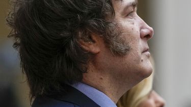 La primera ministra de Italia, Giorgia Meloni, derecha, y el presidente argentino, Javier Milei, escuchan los himnos nacionales cuando llega a las oficinas del gobierno de Chigi en Roma, el lunes 12 de febrero de 2024. (Foto AP/Alessandra Tarantino)