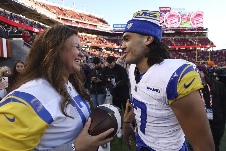 El receptor de los Rams de Los Ángeles Puka Nacua (derecha) platica con su madre, Penina Nacua, luego de que los Rams vencieran a los 49ers de San Francisco, en el juego de la NFL en Santa Clara, California, el domingo 7 de junio de 2024. (AP Foto/Jed Jacobsohn)