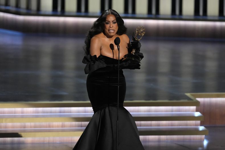 Niecy Nash-Betts recibe el premio a mejor actriz de reparto en una serie limitada, antología o película para televisión por Dahmer – Monster: The Jeffrey Dahmer Story en la 75ª edición de los Premios Emmy el lunes 15 de enero de 2024 en el Teatro Peacock de Los Ángeles. (Foto AP/Chris Pizzello)