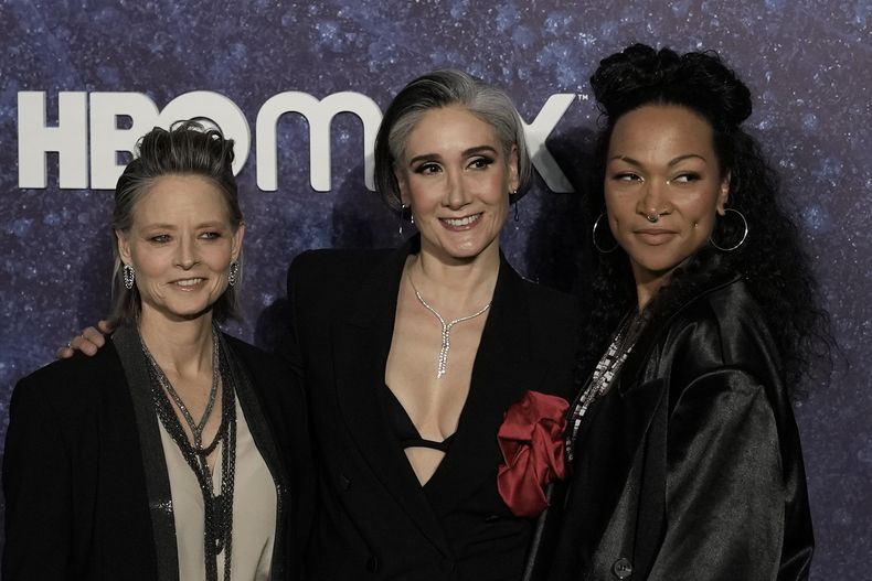 Jodie Foster, Issa López y Kali Reis, en la alfombra roja de la serie de HBO True Detective: Night Country, en la Ciudad de México el jueves 11 de enero de 2024. (Foto AP/Eduardo Verdugo)