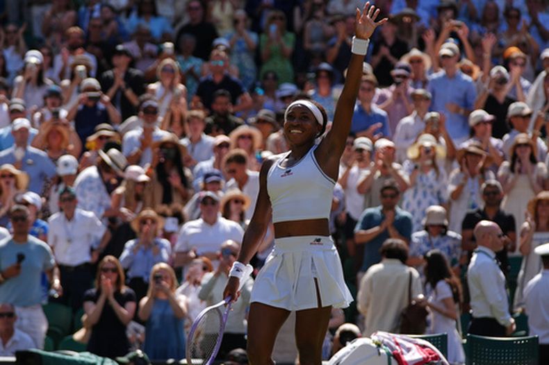 La estadounidense Coco Gauff celebra al vencer a su compatriota Jessica Pegula en los cuartos de final de Wimbledon el martes 7 de julio del 2026. (AP Foto/Maja Smiejkowska)