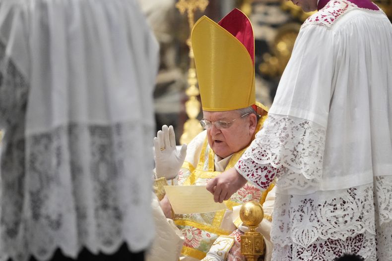 El cardenal Raymond Leo Burke celebra una misa tradicional en latín para varios grupos de peregrinos en la Basílica de San Pedro, en el Vaticano, el sábado 25 de octubre de 2025. (AP Foto/Alessandra Tarantino)