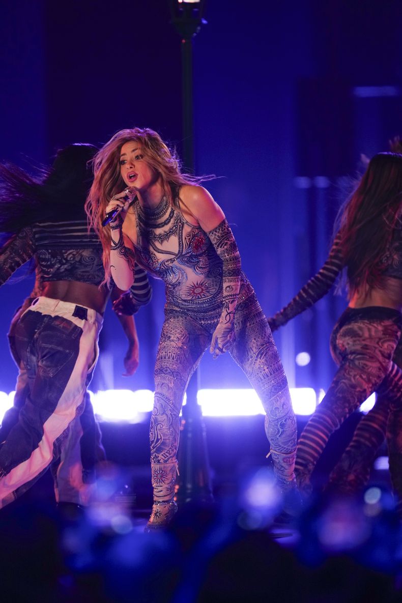Shakira durante su presentación en la 24a entrega anual del Latin Grammy en Sevilla, España, el jueves 16 de noviembre de 2023. (Foto José Bretón/Invision/AP)