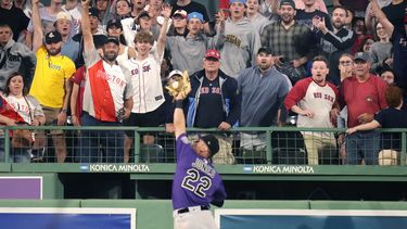 Aficionados reacciona a la atrapada del jardinero derecho de los Rockies de Colorado Nolan Jones tras el batazo de Rafael Devers de los Medias Rojas de Boston en la octava entrada del juego del lunes 12 de junio del 2023. (AP Foto/Charles Krupa)