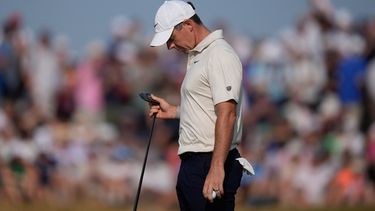 El norirlandés Rory McIlroy observa su palo en el hoyo 9 de la primera ronda del Abierto Británico en Royal Birkdale el jueves 16 de julio del 2026. (AP Foto/David Goldman)