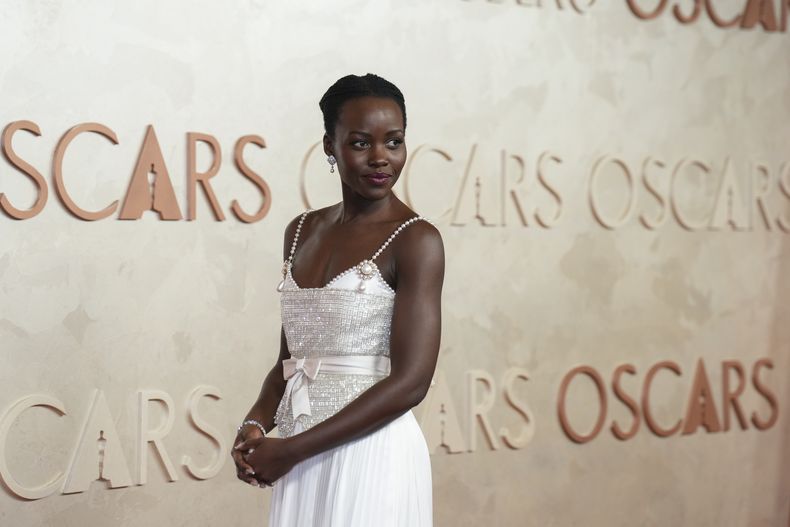 Lupita Nyongo llega a los Oscar el domingo 2 de marzo de 2025 en el Teatro Dolby de Los Ángeles. (Foto AP/Jae C. Hong)