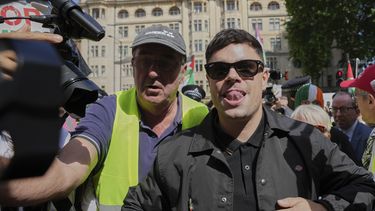 Naoise O Cairellain, miembro de la banda irlandesa Kneecap, llega al Tribunal de Magistrados de Westminster en Londres, el miércoles 18 de junio de 2025, para apoyar a su compañero de banda Liam Óg Ó hAnnaidh, quien está acusado de un delito de terrorismo relacionado con exhibir una bandera en apoyo de Hezbollah durante una actuación con la banda en noviembre de 2024. (Foto AP/Kin Cheung)
