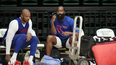 P.J. Tucker, izquierda, de los Sixers de Filadelfia, platica con su compañero James Harden durante el entrenamiento del equipo de baloncesto de la NBA, el jueves 5 de octubre de 2023, en Fort Collins, Colorado. (AP Foto/David Zalubowski)