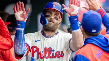 Bryce Harper, de los Filis de Filadelfia, es felicitado en el dugout desués de batear un jonrón solitario en la quinta entrada del juego de béisbol de Grandes Ligas contra los Rays de Tampa Bay, el domingo 27 de septiembre de 2026, en Filadelfia. (AP Foto/Laurence Kesterson)