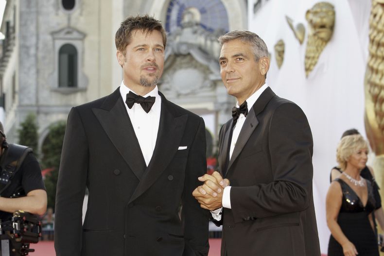 ARCHIVO - Los actores Brad Pitt, a la izquierda, y George Clooney aparecen en la proyección de la película Burn After Reading, que inaugura la 65ª edición del Festival de Cine de Venecia en Venecia, Italia, el 27 de agosto de 2008. (Foto AP/Joel Ryan, archivo)
