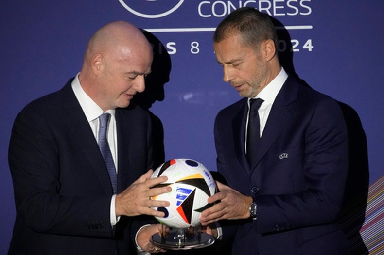 ARCHIVO - El presidente de la FIFA Gianni Infantino posa junto al líder de la UEFA Aleksander Ceferin el jueves 8 de febrero de 2024 en París (AP Foto/Christophe Ena, archivo)