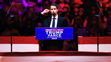 democratas acusan de racismo a republicanos al descontextualizar  chiste de tony hinchcliffe sobre puerto rico en mitin de trump