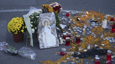 La imagen de un santo ortodoxo y velas, en un monumento de recuerdo improvisado a las víctimas del derrumbe de un techo en una estación de tren el viernes, en Novi Sad, Serbia, el 2 de noviembre de 2024. (AP Foto/Darko Vojinovic)