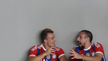americateve | El jugador de Bayern Munich, Franck Ribery, derecha, bromea con su compa&ntilde;ero Xherdan Shaqiri durante la foto oficial del club el s&aacute;bado, 9 de agosto de 2014, en Munich, Alemania. (AP Photo/Matthias Schrader)