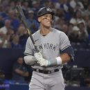 Aaron Judge, de los Yanquis de Nueva York, reacciona después de ser ponchado por el pitcher abridor de los Azulejos de Toronto Kevin Gausman durante la quinta entrada del juego de béisbol del lunes 16 de mayo de 2023, en Toronto. (Chris Young/The Canadian Press vía AP)