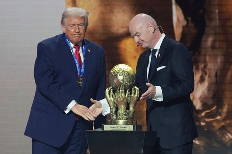 ARCHIVO - El presidente de la FIFA Gianni Infantino entrega al presdiente estadounidense Donald Trump el Premio de la Paz de la FIFA durante el sorteo del Mundial, el viernes 5 de diciembre de 2025, en Washington. (AP Foto/Evan Vucci)