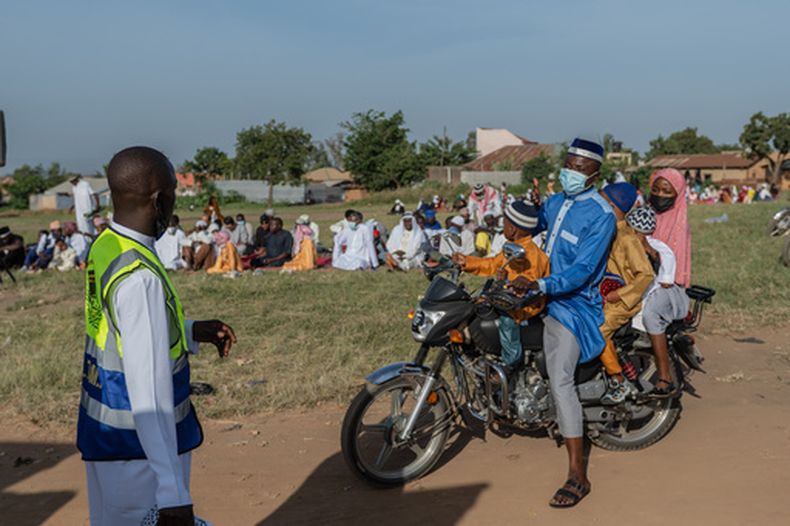 Una familia musulmana llega en moto para asistir a las oraciones del Eid al-Adha en la escuela Sayo Muhamed en medio de un brote de ébola en Bunia, Congo, el miércoles 27 de mayo de 2026. (Foto AP/Moses Sawasawa)
