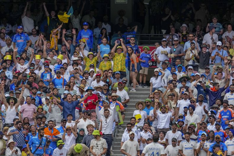 ARCHIVO - Partido de cricket entre Australia e India en el estadio Melbourne Cricket Ground, en Australia, el jueves 26 de diciembre de 2024. (AP Foto/Asanka Brendon Ratnayake, archivo)