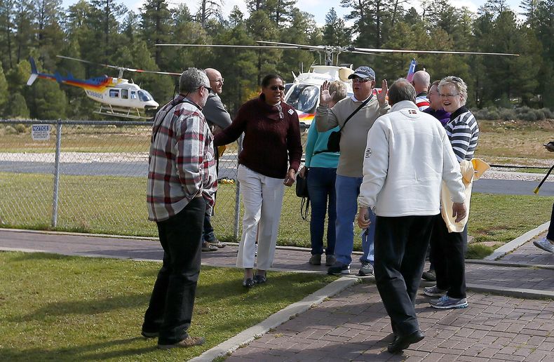 Unos turistas en Tusayan, Arizona, pretende hacer un recorrido a&eacute;reo por el Gran Ca&ntilde;&oacute;n porque es la &uacute;nica manera de hacerlo debido a que el parque no estaba abierto por el cierre parcial del gobierno, el viernes 11 de octubre d