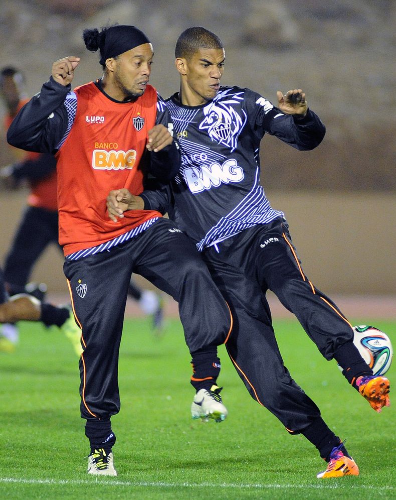 Ronaldinho, del Atl&eacute;tico Mineiro, izq., encara a su compa&ntilde;ero Leo Silva durante un entrenamiento en Marrakesh, Marruecos, el jueves 12 de diciembre del 2013, para el mundial de clubes que se disputa hasta el 21 de diciembre. (AP Foto/Ahmed B