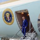 El presidente estadounidense Joe Biden desciende del Air Force One el miércoles 20 de marzo de 2024, en el Aeropuerto Internacional Dallas-Fort Worth, en Dallas. (AP Foto/Jacquelyn Martin)