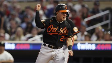 Ramón Urías de los Orioles de Baltimore reacciona tras anotar en el décimo episodio del juego frente a los Mellizos de Minnesota en Mineápolis. Viernes 7 de julio de 2023. (AP Foto/Stacy Bengs)