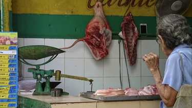 asi estan los precios en cuba: una libra de cerdo 200 pesos y un carton de huevos 500
