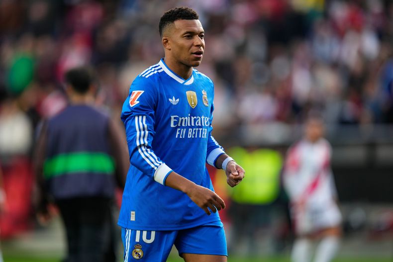 Kylian Mbappé, delantero de el Real Madrid, camina hacia el campo durante un juego de fútbol de la liga española entre el Rayo Vallecano y el Real Madrid en Madrid, España, el domingo 9 de noviembre de 2025. (AP Photo/Manu Fernandez)