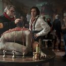 Esta imagen difundida por Netflix muestra al director Guillermo del Toro, a la izquierda, y a Oscar Isaac en el set de Frankenstein. (Ken Woroner/Netflix via AP)
