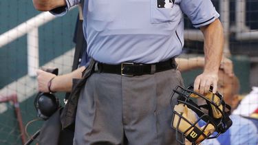 americateve | ARCHIVO - Esta foto del 5 de junio del 2014 muestra al &aacute;rbitro Dale Scott durante un partido de las Grandes Ligas entre los Cardenales de San Luis y los Reales de Kansas City. Scott dijo que es gay, en la m&aacute;s reciente revelaci&oacute;n de es