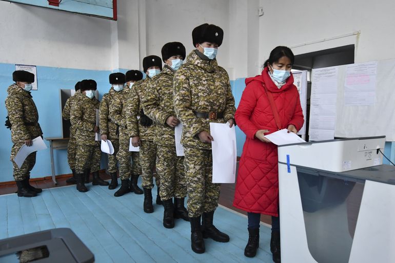 Kirguistán: Marchan 100 personas por elección parlamentaria