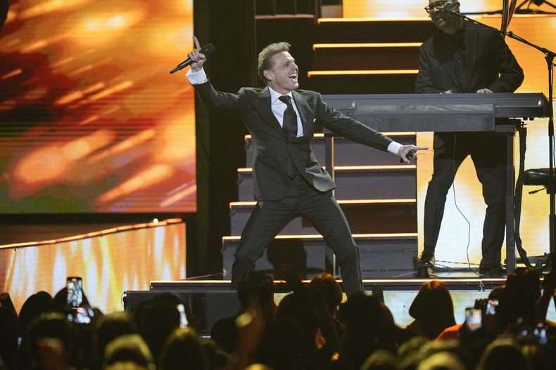 El cantante mexicano Luis Miguel se presenta en concierto en la Arena CDMX en la Ciudad de México, el martes 8 de octubre de 2024. (Foto AP/Eduardo Verdugo)