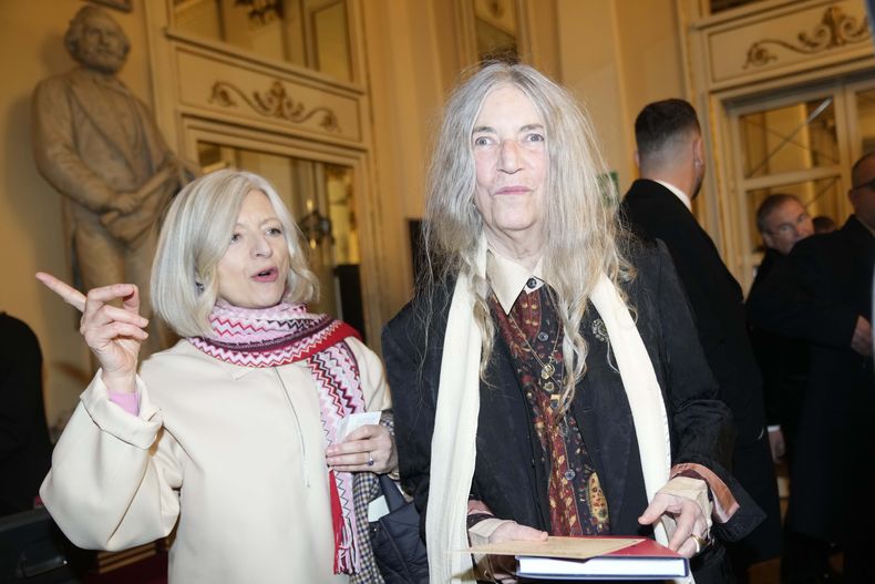 Patti Smith, derecha, llega al teatro La Scala para la función inaugural de temporada de Don Carlo de Giuseppe Verdi en el teatro La Scala de Milán el jueves 7 de diciembre de 2023. El reconocimiento de la ópera lírica italiana como Patrimonio Cultural Inmaterial de la Humanidad será exaltado el jueves con el estreno de “Don Carlo”. (Foto AP/Luca Bruno)