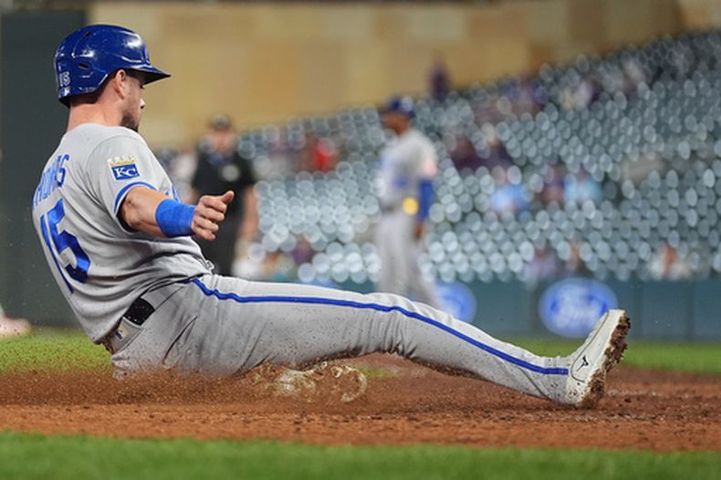 Lane Thomas, de los Reales de Kansas City, se desliza para anotar ante los Mellizos de Minnesota en el noveno inning del juego del jueves 4 de junio de 2026 (AP Foto/Abbie Parr)