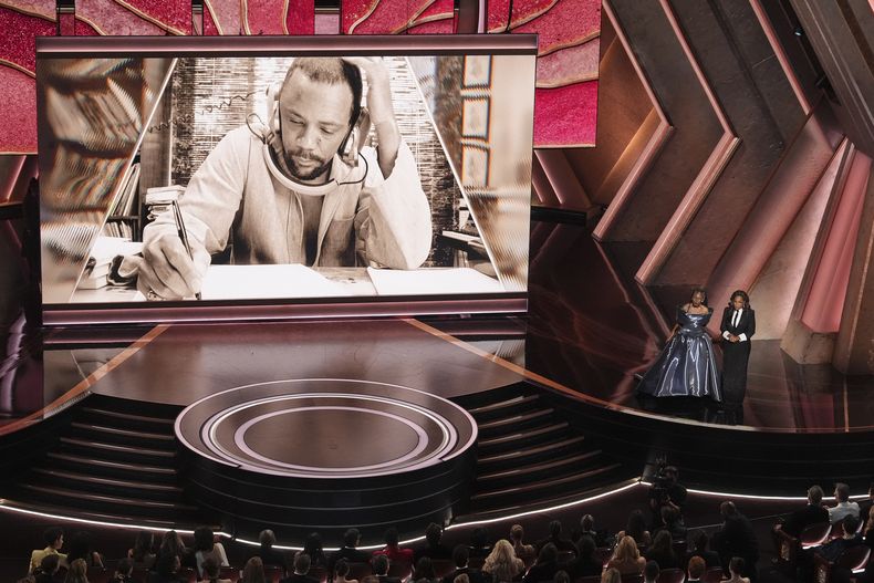 Whoopi Goldberg, izquierda, y Oprah Winfrey rinden homenaje a Quincy Jones durante los Oscar el domingo 2 de marzo de 2025 en el Teatro Dolby de Los Ángeles. (Foto AP/Chris Pizzello)