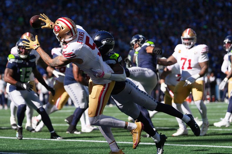 Mike Evans (5), receptor de los 49ers de San Francisco, atrapa un pase de touchdown mientras Josh Jobe (29), cornerback de los Seahawks de Seattle defiende durante la primera mitad del partido de la NFL, el domingo 11 de octubre de 2026, en Seattle. (AP Foto/Lindsey Wasson)