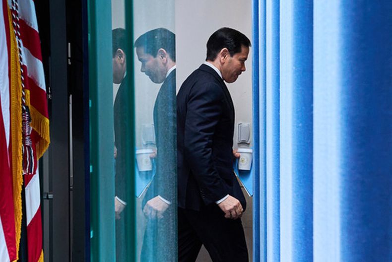 El secretario de Estado de Estados Unidos, Marco Rubio, abandona la sala de prensa James Brady tras hablar con reporteros, en la Casa Blanca, el 5 de mayo de 2026, en Washington. (AP Foto/Jacquelyn Martin)